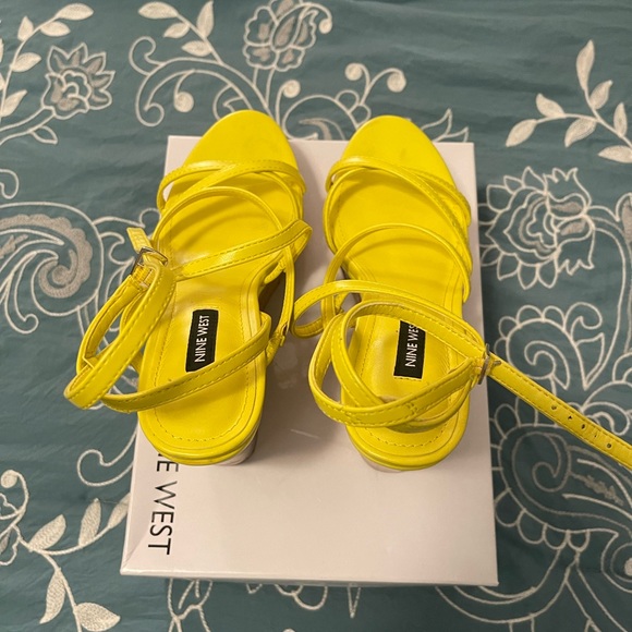 Nine West yellow wedge heel size 7 - Picture 2 of 6